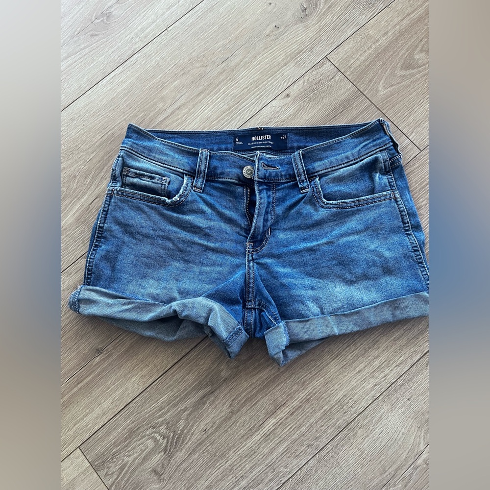 Hollister women’s classic low rise jean shorts
